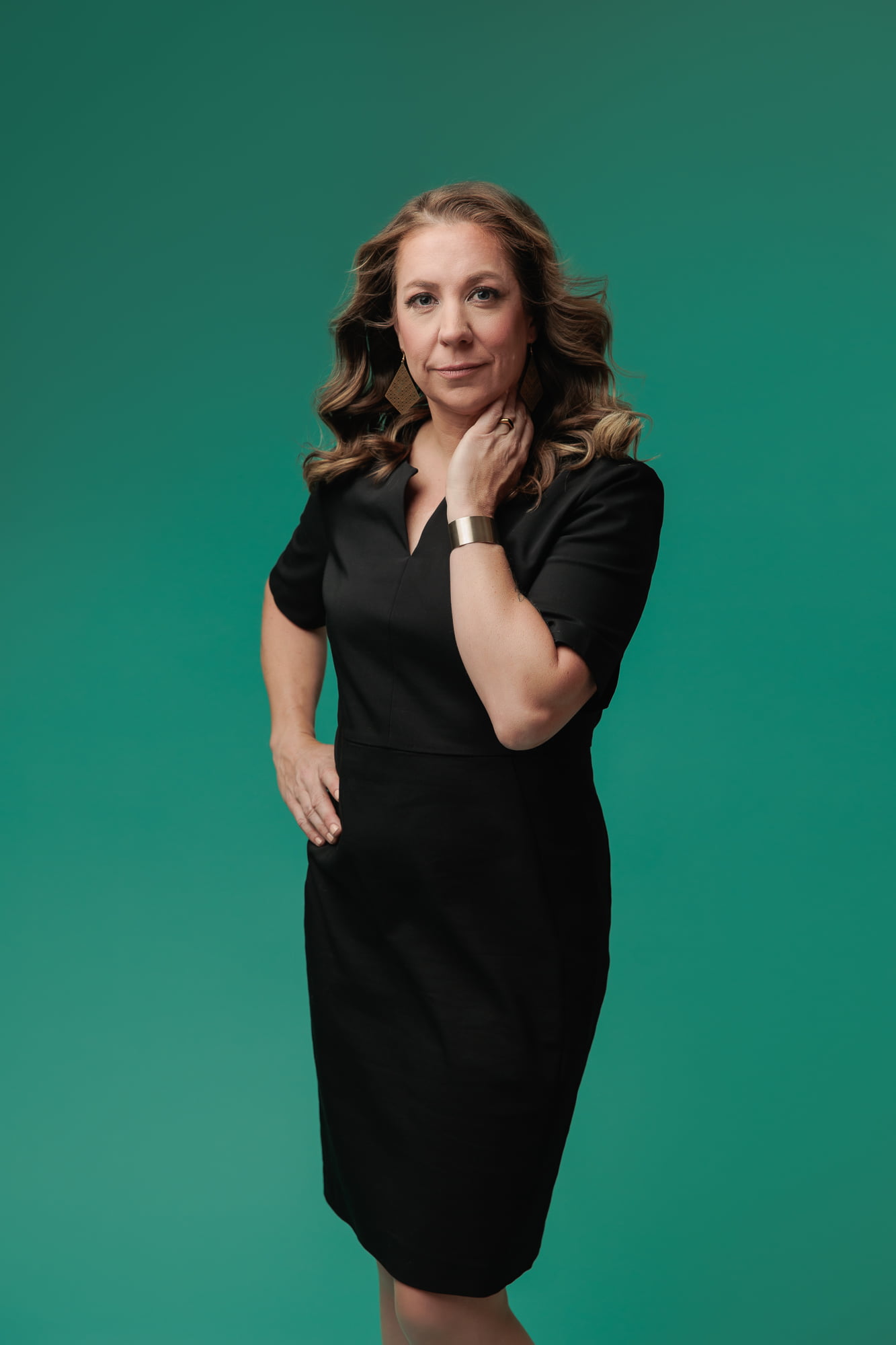 calgary-photographers-amanda-dams-portraits-black-outfit-mint-backdrop