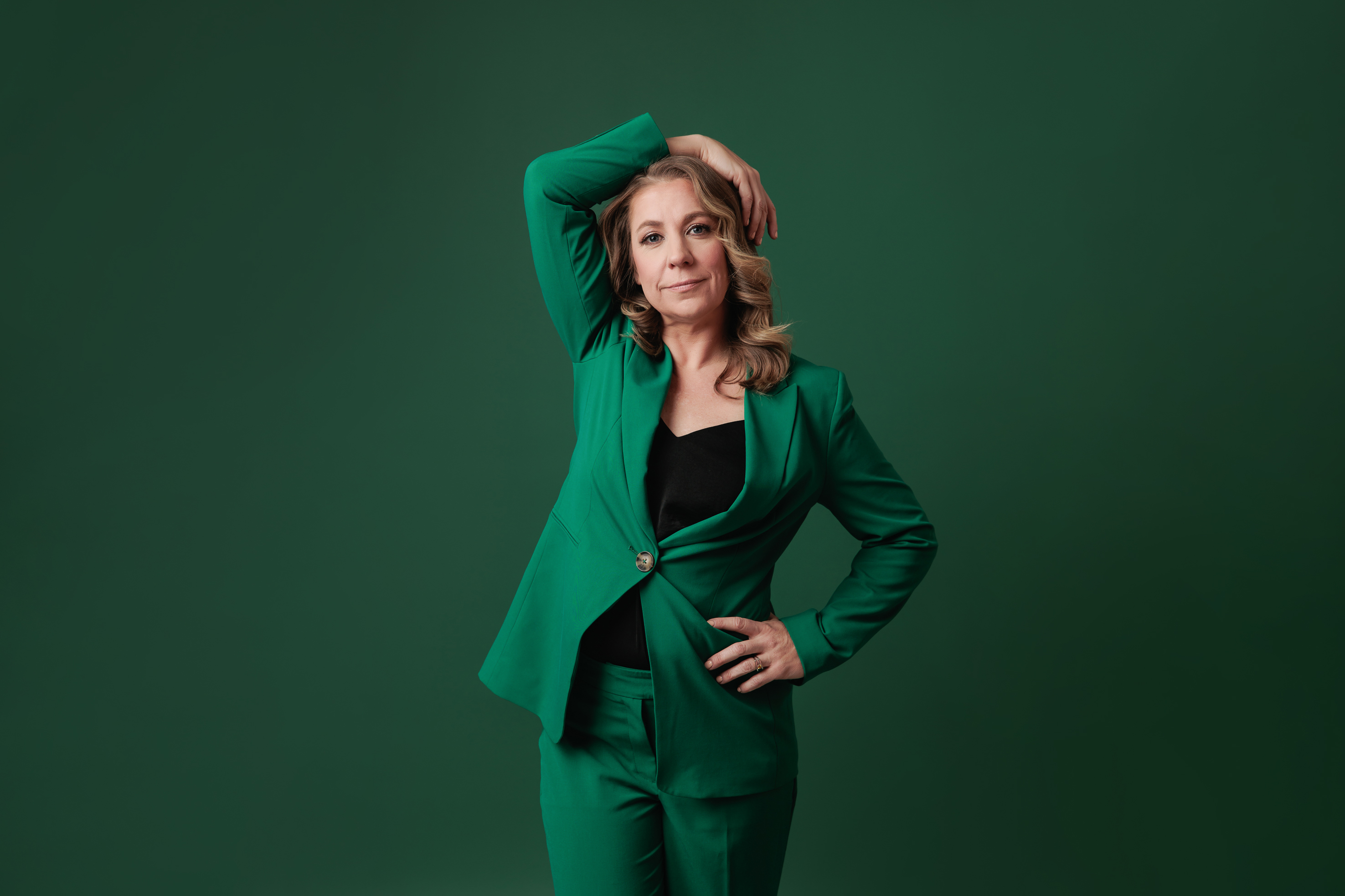 calgary-photographers-amanda-dams-portraits-blonde-woman-green-backdrop-green-outfit