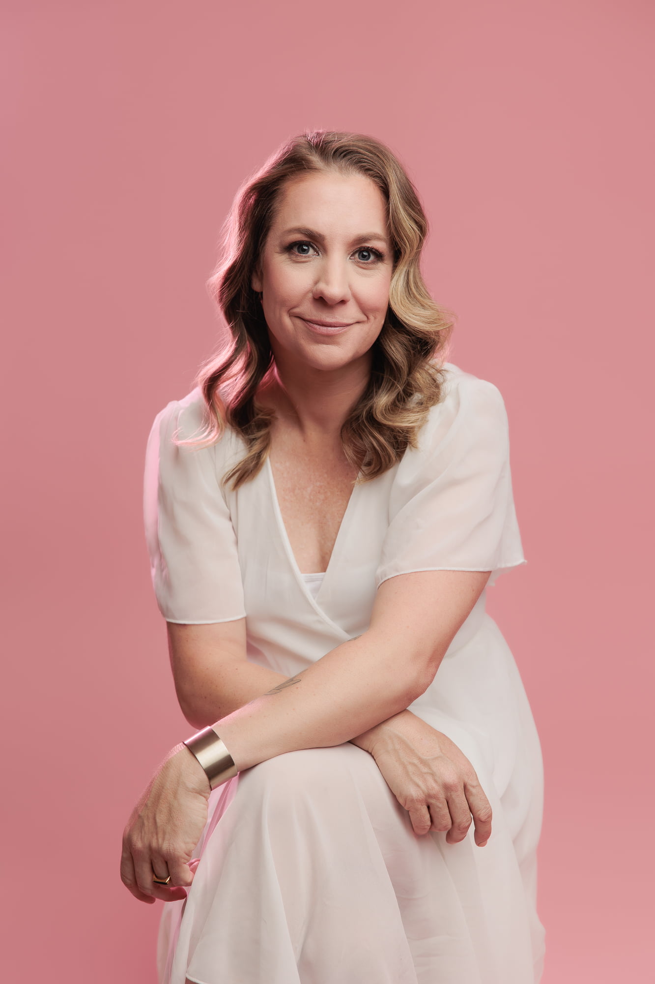 calgary-photographers-amanda-dams-portraits-pink-and-white-sitting