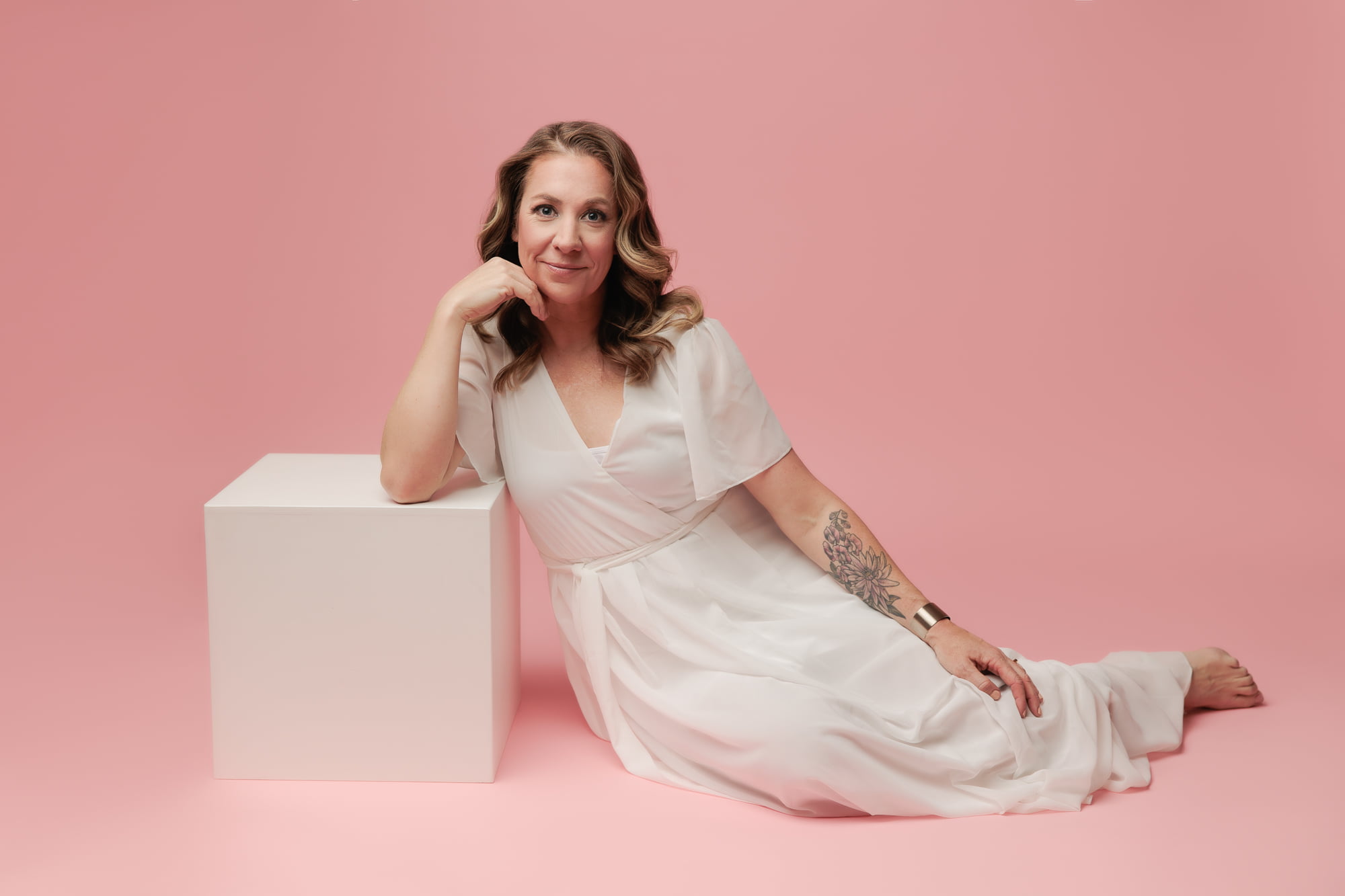 calgary-photographers-amanda-dams-portraits-pink-and-white