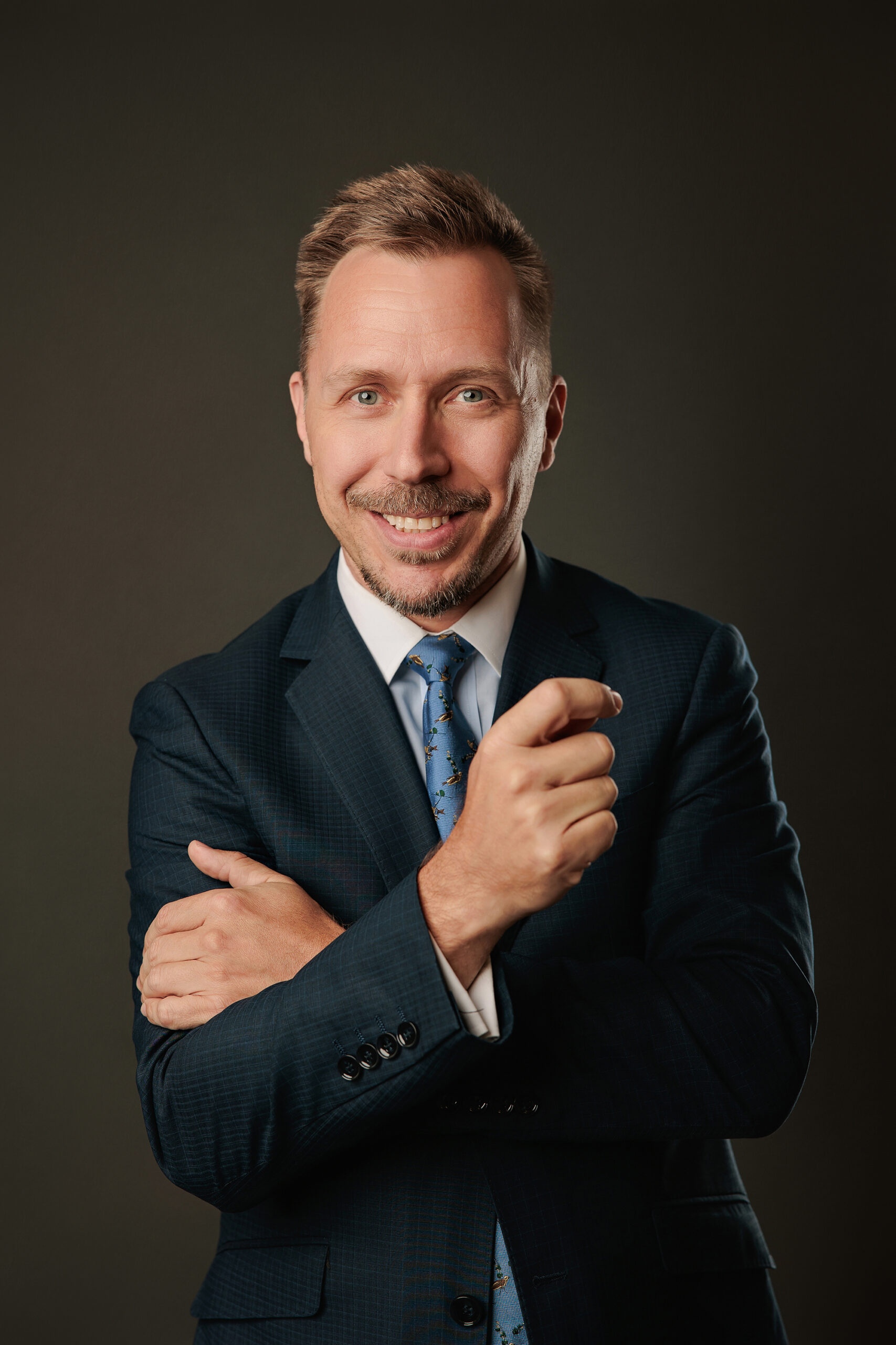 corporate-headshot-Calgary-woman-looking-straight-to-the-camera